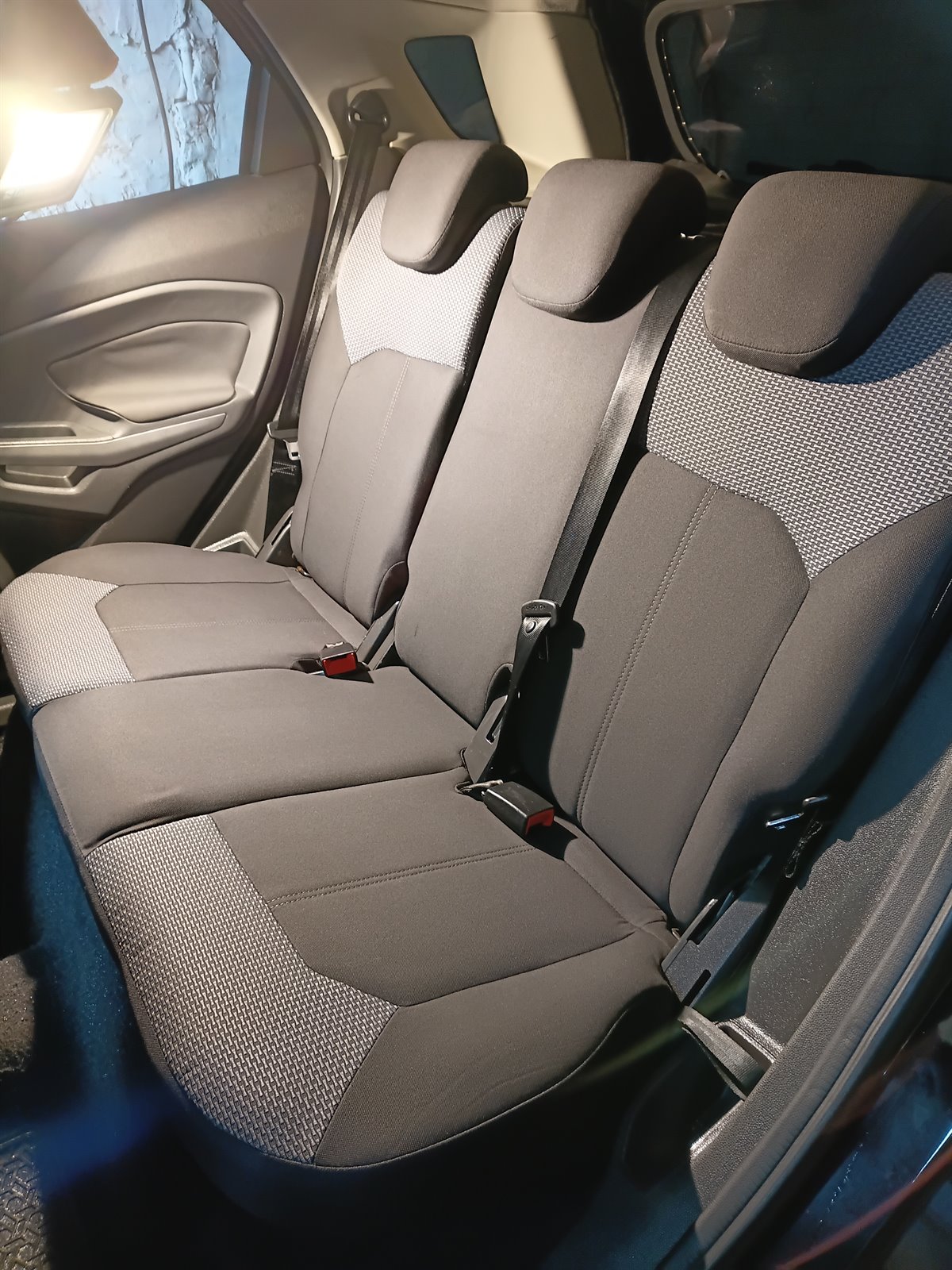 Ejemplo ilustrativo generado digitalmente: interior de auto antes de limpiar