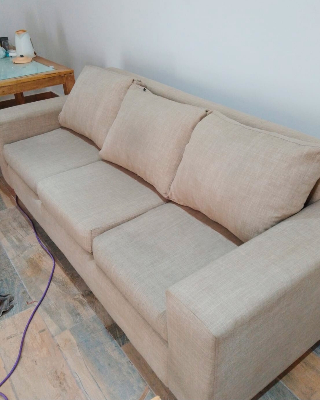 Ejemplo ilustrativo generado digitalmente: sillón limpio